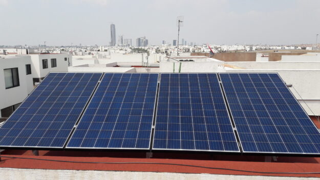 Instalación de paneles solares en lomas de angelopolis